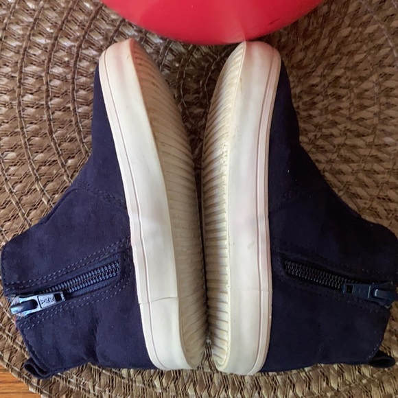 Old navy toddlers shoes size 6 items $8 ARE BOGO free. Bundle for discount - Picture 3 of 7